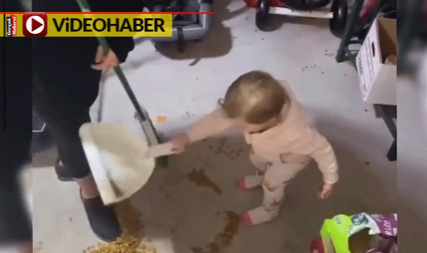 Yere dökülen mamaları toparken annesine yardım etmek istedi, işler ters gidince görenler gülümsedi