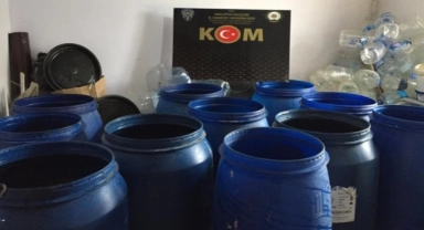 Yılbaşı öncesi piyasaya süreceklerdi… Binlerce litre sahte içki ele geçirildi