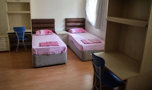 Alanya'da beraber uyuyan depremzede iki kardeş 'eşcinsel' denilerek yurttan atıldı iddiası