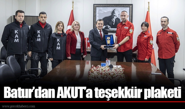 Batur’dan AKUT’a teşekkür plaketi