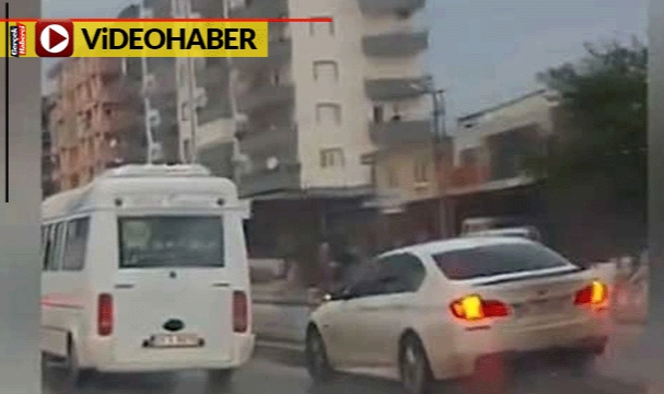 BMW sürücüsü hatasını pahalıya ödedi: Makas atmaya çalışırken refüje çıktı