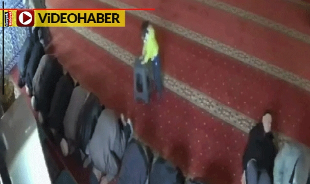 Cami'nin küçük misafiri yerinde durmadı... Rüku sırasında tabure çaldı