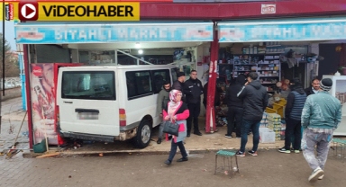 Diyarbakır'da minibüs markete girdi