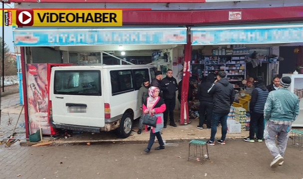 Diyarbakır'da minibüs markete girdi