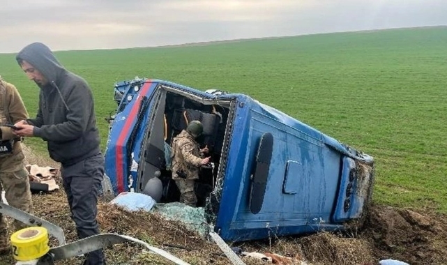 Diyarbakır Silvan karayolunda cezaevi aracı devrildi, yaralılar var