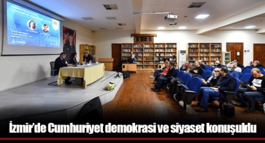İzmir’de Cumhuriyet demokrasi ve siyaset konuşuldu