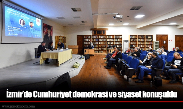 İzmir’de Cumhuriyet demokrasi ve siyaset konuşuldu