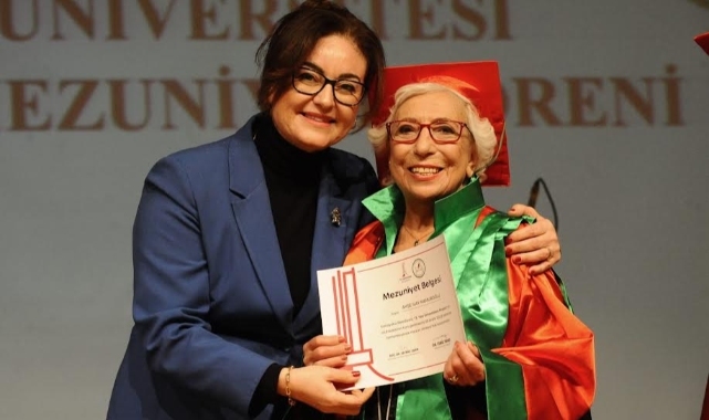 Karşıyaka 3. Yaş Üniversitesi’nde mezuniyet coşkusu