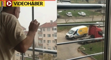 Kızının kargosunu bekleyen baba, kargocuyu camda karşıladı