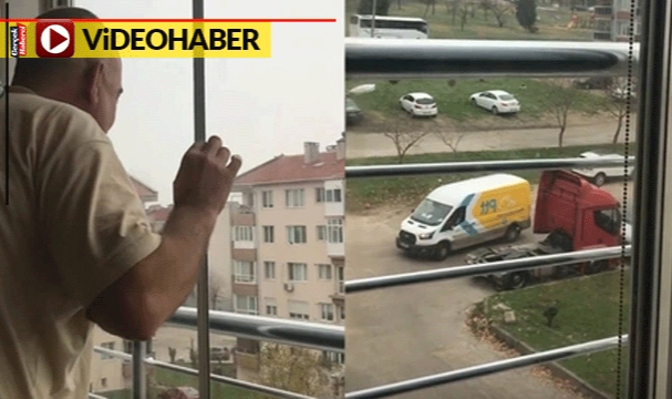 Kızının kargosunu bekleyen baba, kargocuyu camda karşıladı