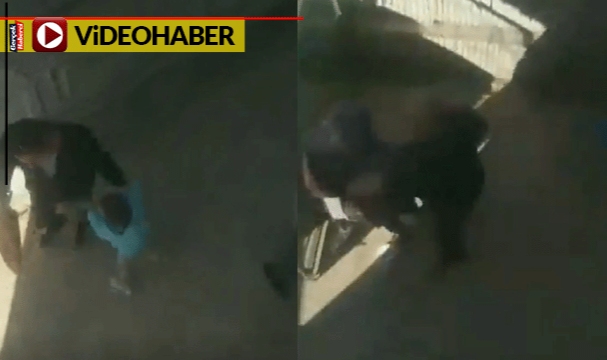 Küçücük çocuğun yanında kiracısına satırla saldırdı