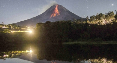 Merapi'deki patlama diğer yanardağları da harekete geçirdi