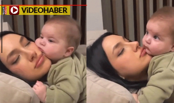 Sevimli bebek çenesini annesinin yanağına koydu, öylece oturdu