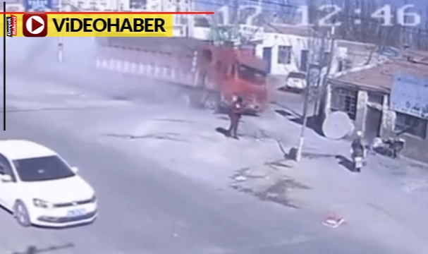 Uçarak gelen tır binayı yıktı geçti