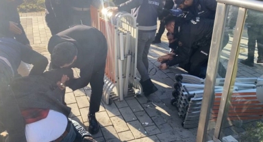 Zammı az bulan taksiciler, UKOME binasına saldırdı: Gözaltılar var