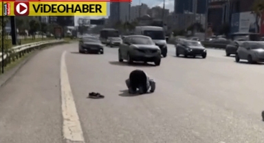 Bir vatandaş akan trafiğe rağmen otobanda namaz kıldı