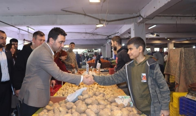 CHP’li İrfan Önal, Bayraklı’yı karış karış geziyor