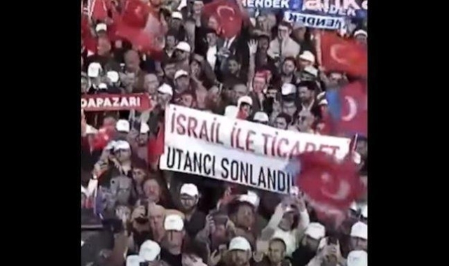 Cumhurbaşkanı Erdoğan'ın Sakarya mitinginde açılan 'İsrail ile ticaret utancı sonlandırılsın' pankartı kaldırıldı