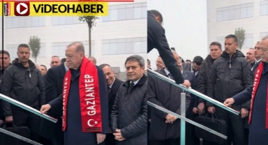 Erdoğan'ın sahneye çıkışında görevlilerin ıslak korkuluk hassasiyeti dikkat çekti