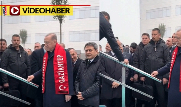 Erdoğan'ın sahneye çıkışında görevlilerin ıslak korkuluk hassasiyeti dikkat çekti