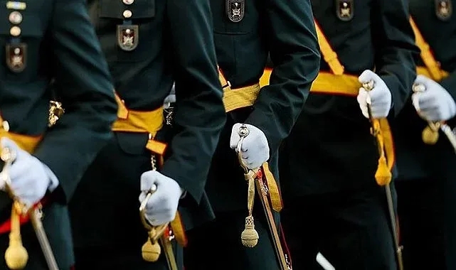 İki Teğmen Hulusi Akar ve Erbakan'a hakaretten Yüksek Disiplin Kurulu'na sevk edildi