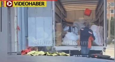 Kargo çalışanları paketleri oyuncak yapıp oynadı... Tepki çeken görüntüler