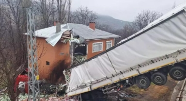 Sivas'ta 45 gün önce üzerine kamyon düşen eve şimdi de TIR düştü