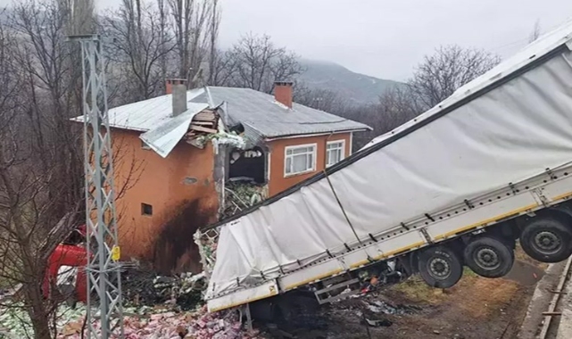 Sivas'ta 45 gün önce üzerine kamyon düşen eve şimdi de TIR düştü