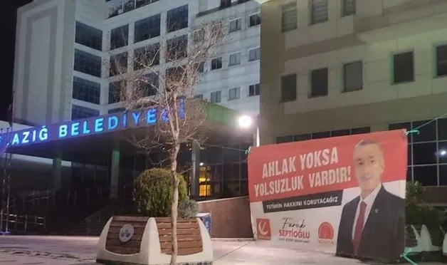 AK Parti-Yeniden Refah gerilimi tırmanıyor: Pankartlarını söktüler