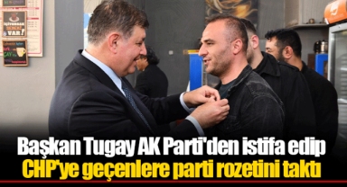 Başkan Tugay AK Parti'den istifa edip CHP'ye geçenlere parti rozetini taktı