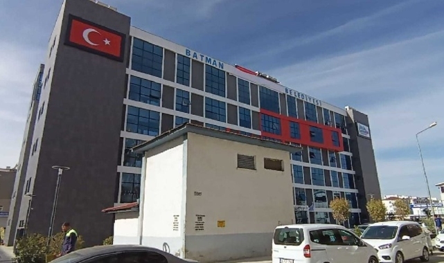 Batman Belediyesi'nde 'büyükşehir' tabelası karmaşası