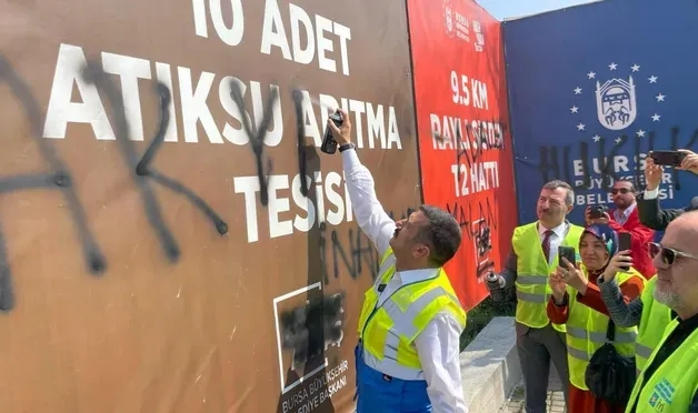 Bursa'da İYİ Partili aday, AK Parti afişlerini spreyle karaladı