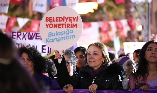 CHP'li Mutlu kadınlarla alana indi: Belediyeyi yönetirim bulaşığa karışmam!