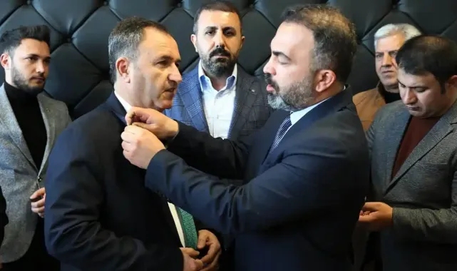CHP’nin Bitlis adayı istifa edip AK Parti’ye katıldı