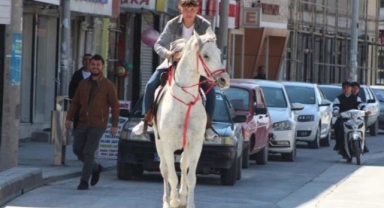 Konya'da caddede atla gezintiye çıktı