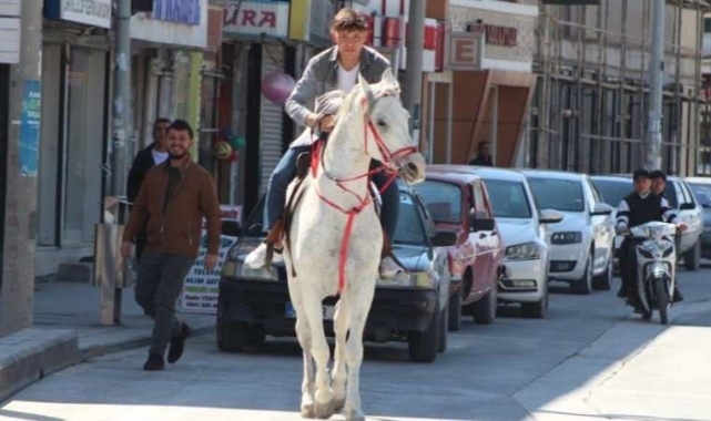 Konya'da caddede atla gezintiye çıktı