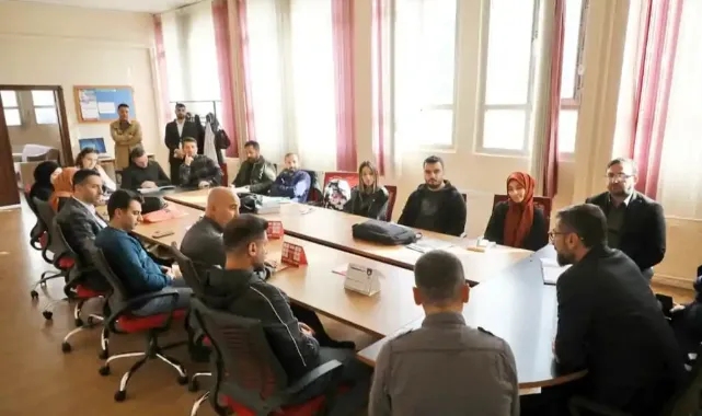 Önce hastane şimdi okul: AK Parti adayı ders saatinde öğretmenleri toplayıp propaganda yaptı