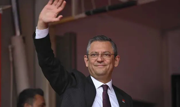 Özgür Özel'den gençlere: Bütün kötü adamlar aynı şeyi yaptılar, enseyi karartmayın