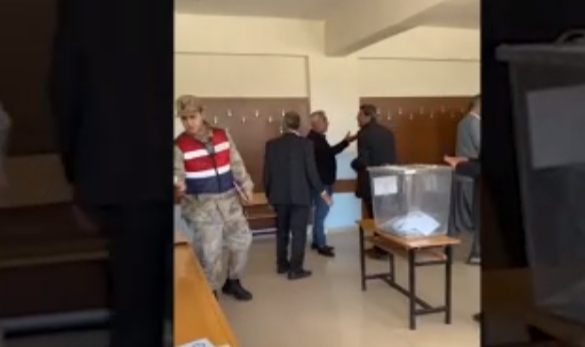 Seçimin ilk kavgası Şanlıurfa'dan: Blok oy kullanmak isteyen bir şahsa itiraz eden avukat darbedildi