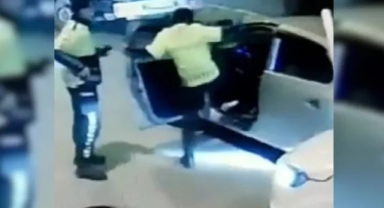 Trafik polisi ehliyetsiz sürücüyü tekmeleyip yere yatırdı