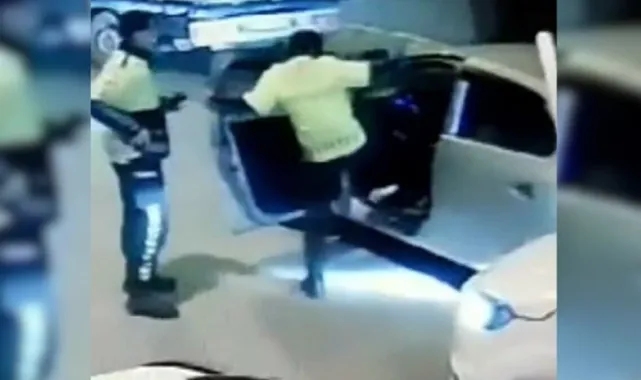Trafik polisi ehliyetsiz sürücüyü tekmeleyip yere yatırdı