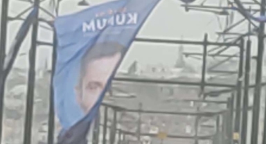 Uyarılara rağmen yine asıldı: Murat Kurum afişi tramvay seferlerini aksattı