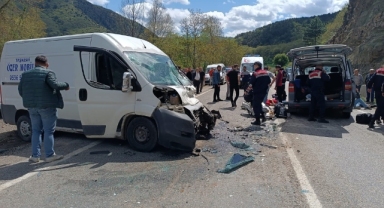 2 minibüs kafa kafaya çarpıştı: 11'i öğrenci 15 yaralı