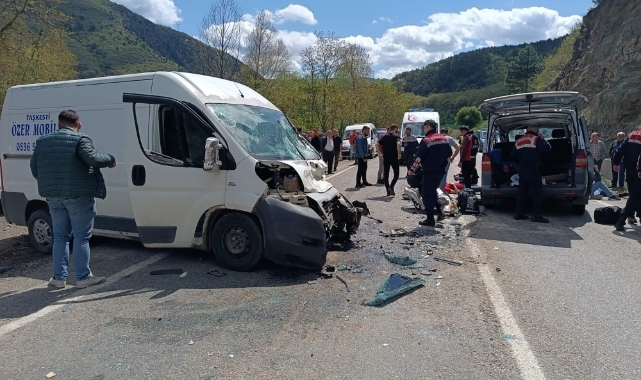 2 minibüs kafa kafaya çarpıştı: 11'i öğrenci 15 yaralı