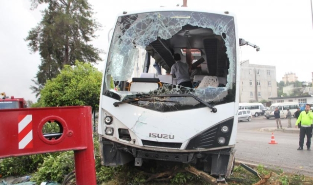 Antalya’da otel servis aracı devrildi, 19 kişi yaralandı