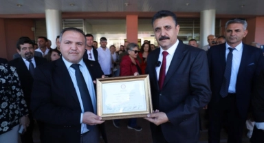 Dikili Belediye Başkanı Adil Kırgöz Mazbatasını Aldı
