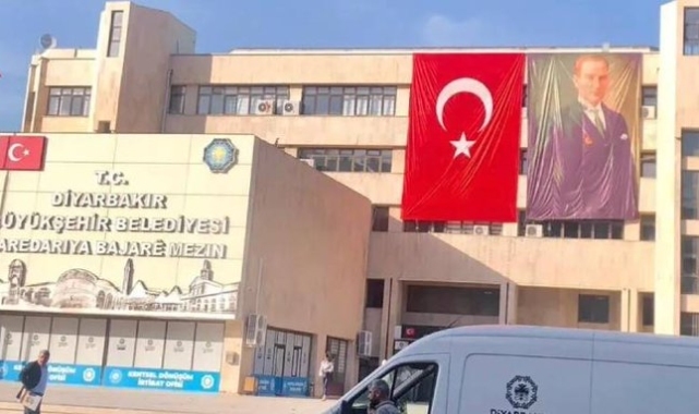 Diyarbakır Büyükşehir Belediye binasına Türk bayrağı ve Atatürk fotoğrafı asıldı