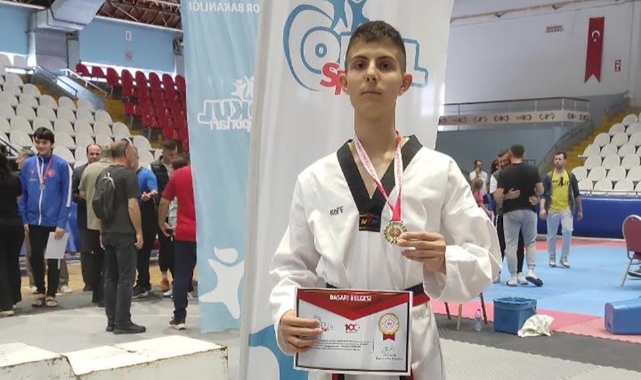 Foçalı Taekwondocu yarı finali altınla geçti