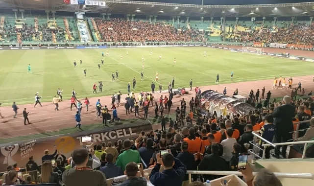 GS-FB Süper Kupa maçı yarıda kaldı: Fenerbahçe sahadan çekildi!