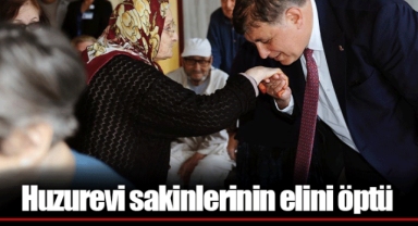 Huzurevi sakinlerinin elini öptü